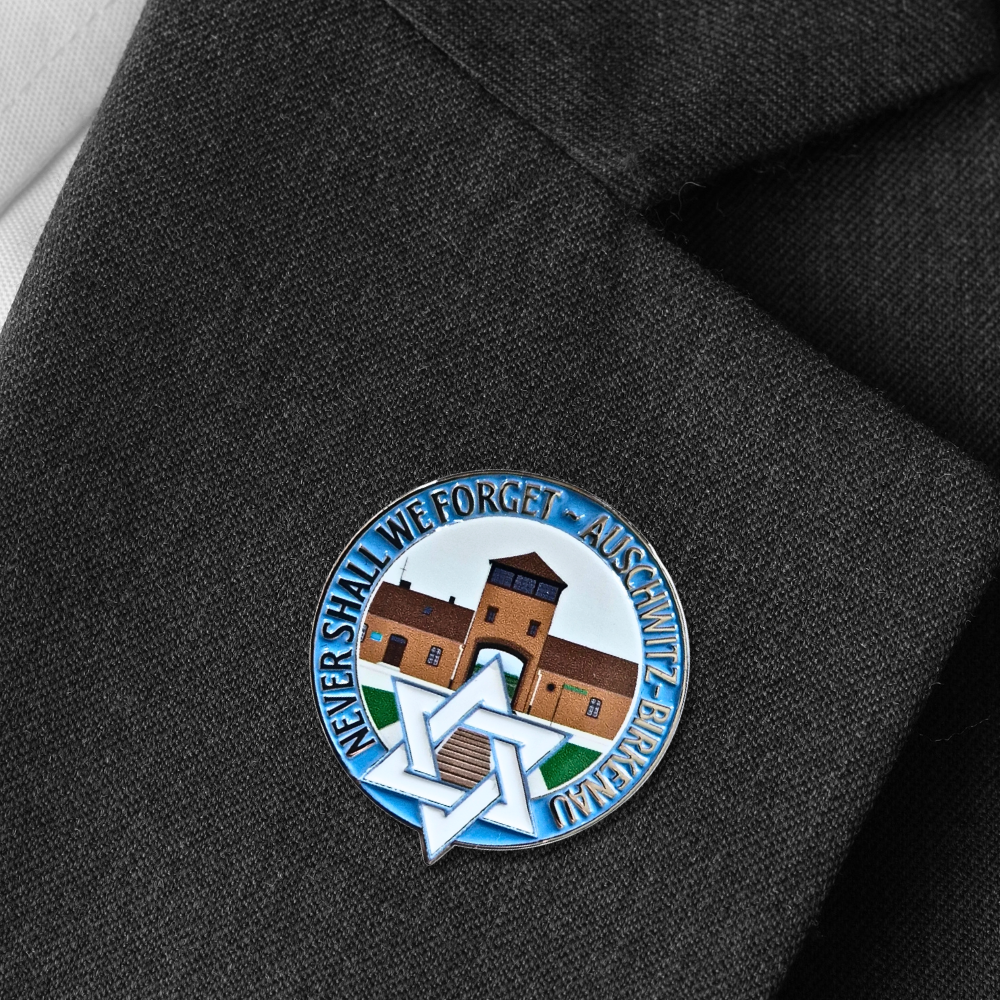 We Shall Never Forget – Holocaust Memorial Pin Badge